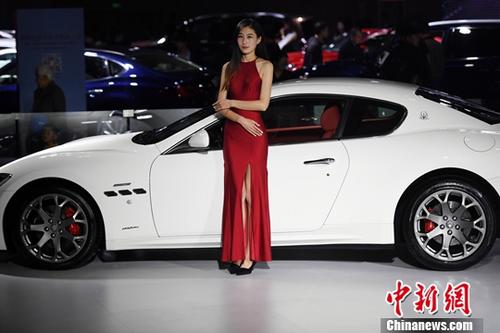 11月9日，2017第14屆中國西南（昆明）國際汽車博覽會(huì)在昆明滇池國際會(huì)展中心開展，市民欣賞了一場汽車盛宴。會(huì)展現(xiàn)場還展出了新能源汽車及機(jī)車。<a target='_blank' href='http://www.chinanews.com/'>中新社</a>記者李進(jìn)紅攝