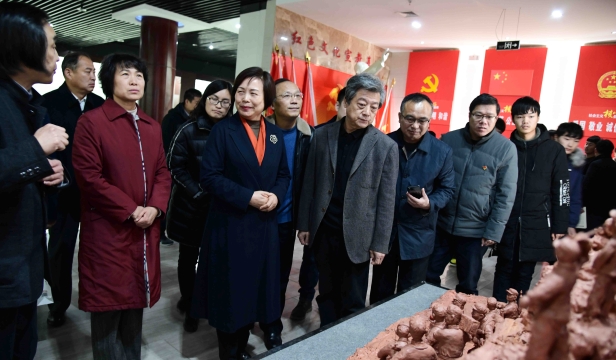 張振?！胺榛鹉甏扁x瓷泥塑藝術(shù)展在周口市文化中心展出