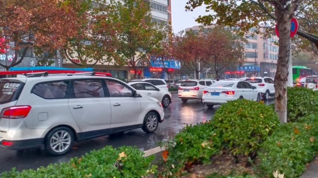 雨中道路擁堵，市民可繞行！
